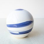 Blanco con brochazo azul