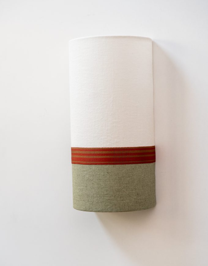 APLIQUE PARED SEMICIRCULAR LINO VERDE Y BLANCO ROTO CON VIVO ANCHO CALDERO Y MOSTAZA